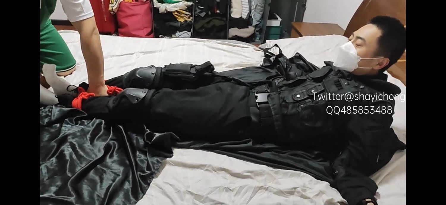 特警被下春藥後捆綁起來,使勁兒掙扎的特警無奈於被大字綁著,被撓腳心。。