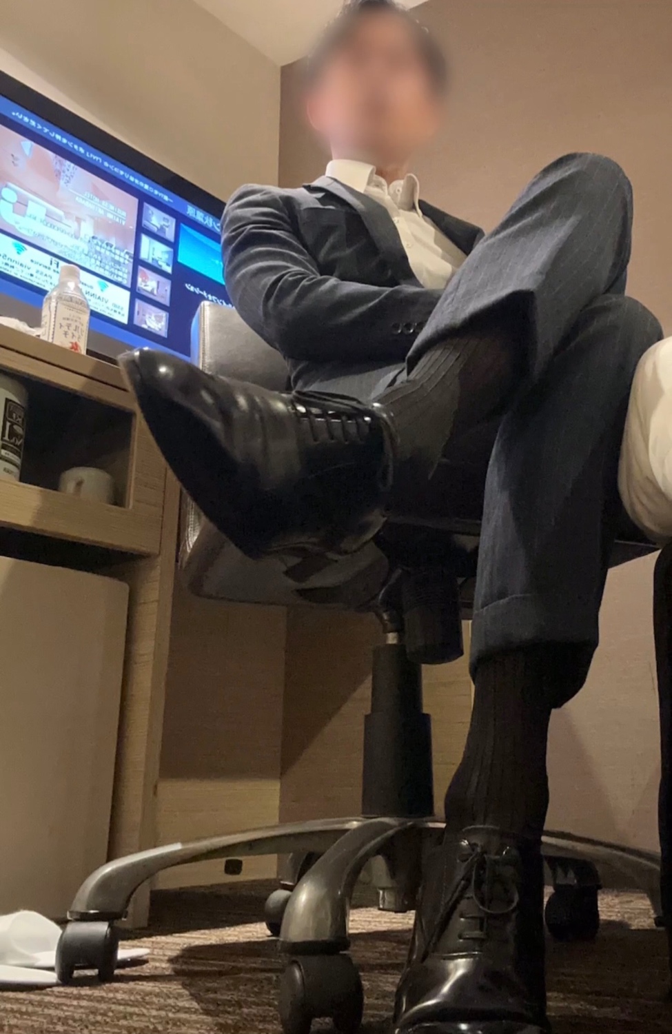 西装男独自在酒店秀脚袜。最近工作原因住酒店的频率增加了，终于剪辑好了🎬