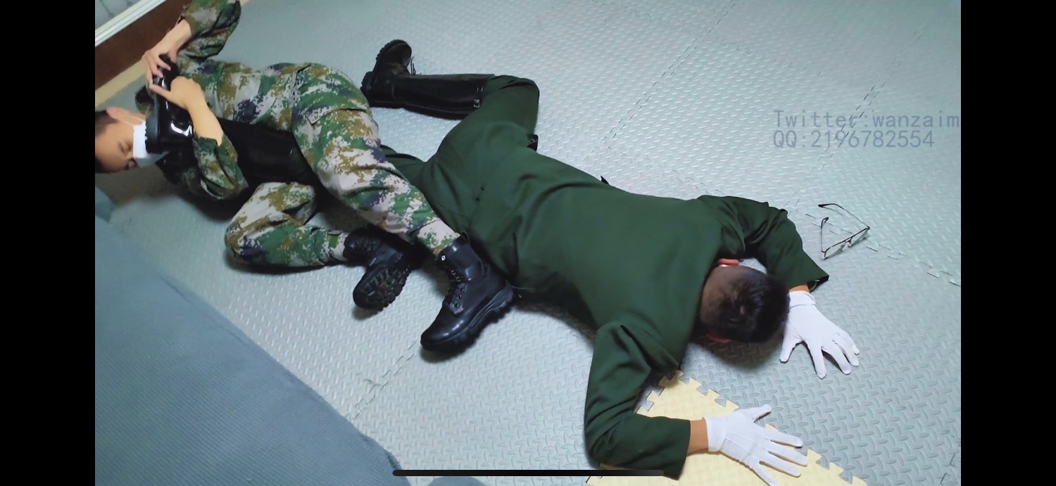 迷彩兵哥哥對馬靴軍官的殘暴
