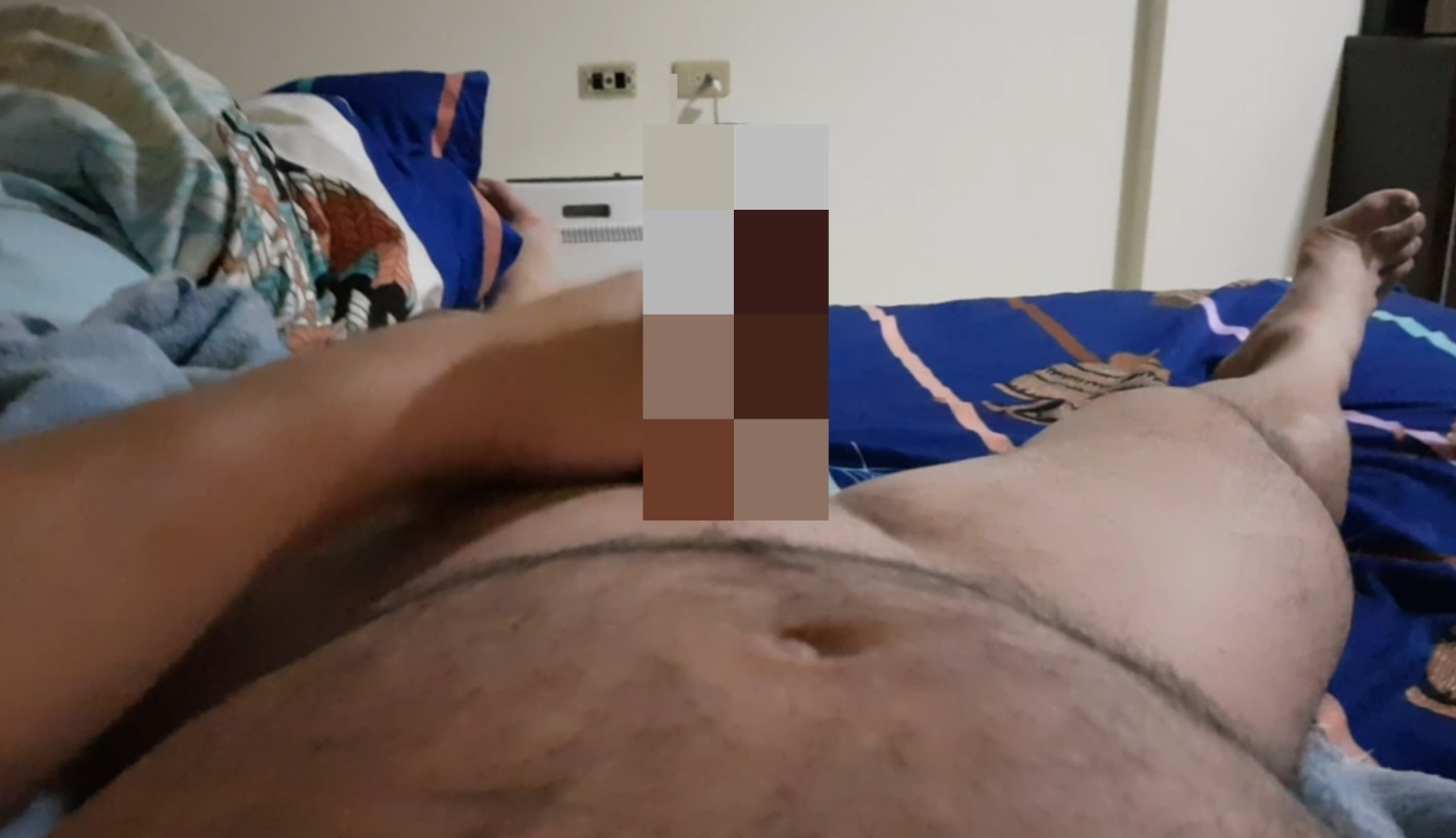 今天借住朋友家...一早晨勃硬的難受...只好趁朋友在浴室刷牙洗臉的空檔...用最快的速度打出來...如果朋友這時走出來看到我在他床上自慰射精就尷尬了...😆😆😆