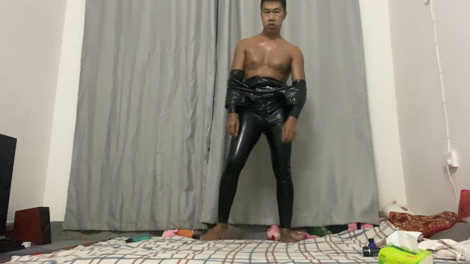脱下乳胶衣了