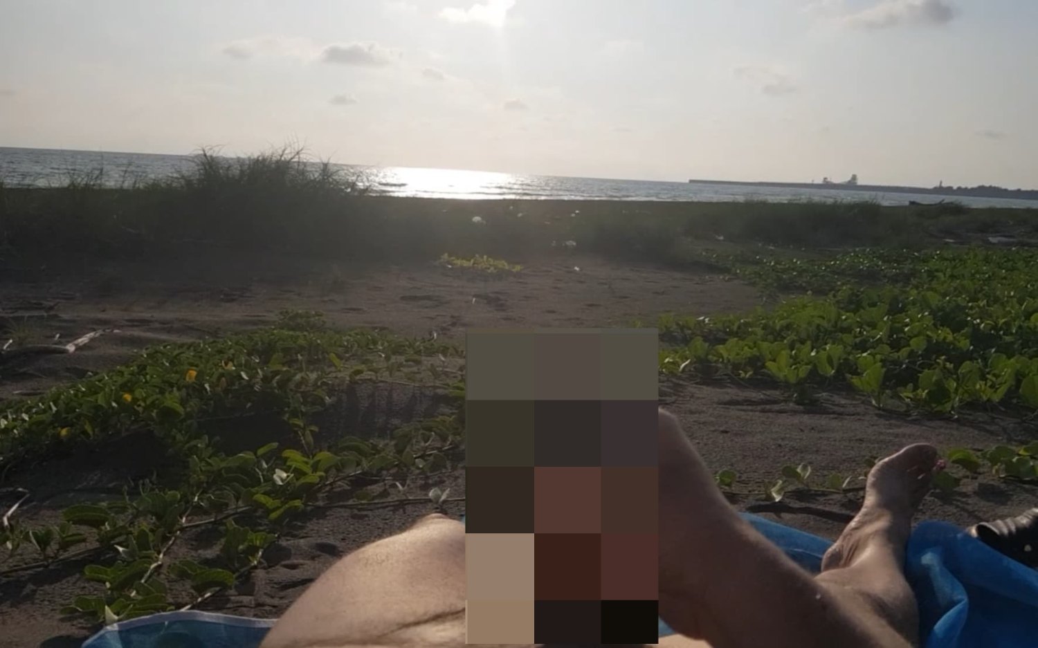 海邊裸曬 (下) :