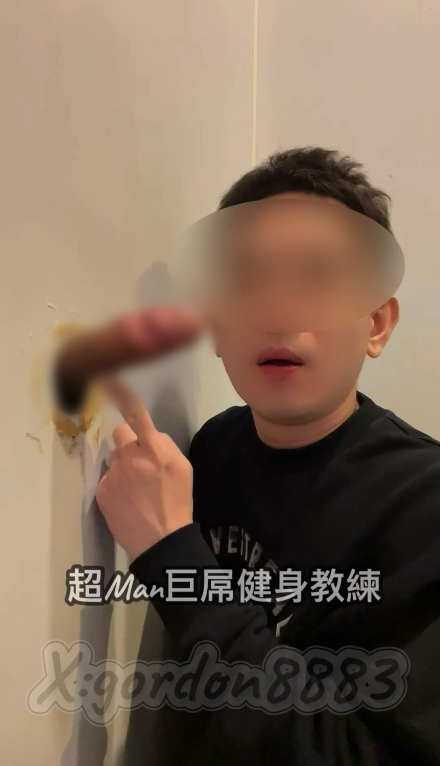 超Man巨屌健身教練 今天練腿 腫脹的精囊 等著騷嘴來幫他疏通