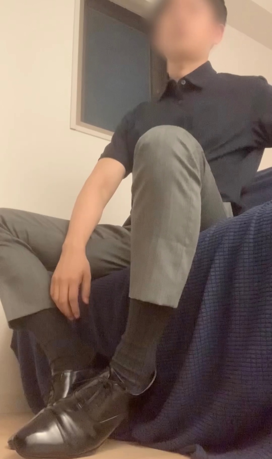 西装男下班回家秀皮鞋脚袜。终于快到穿短袖的季节。