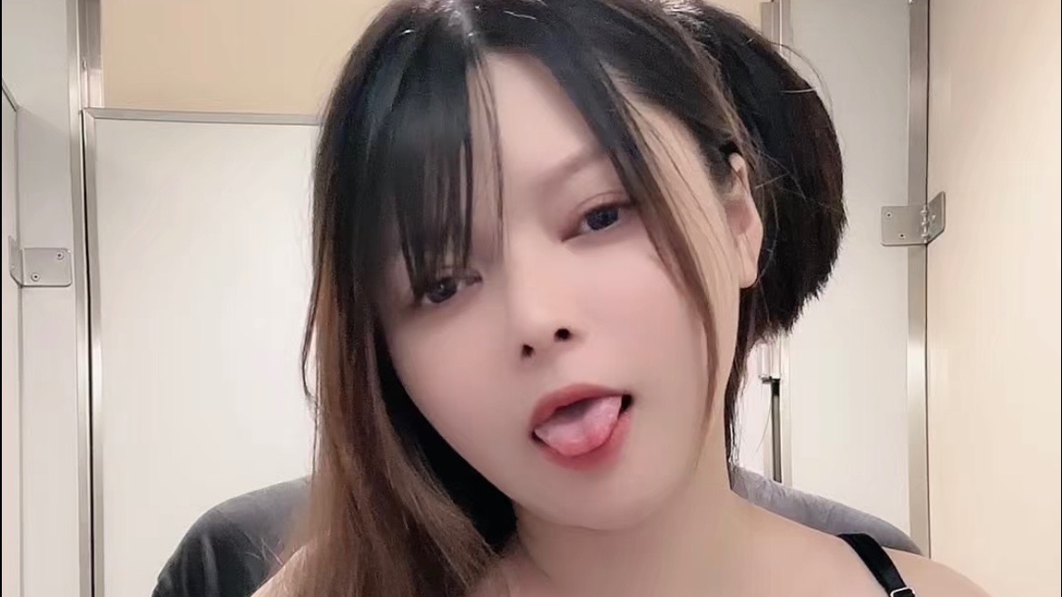 逛街朋友一直盯著我的奶看，直接把他拉進廁所跟他爽一下