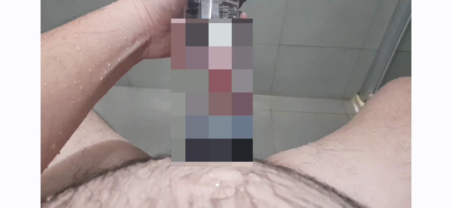 颱風天只能乖乖待在家...家裡又沒什麼好玩的...只能玩自己的雞雞了...😂😂😂