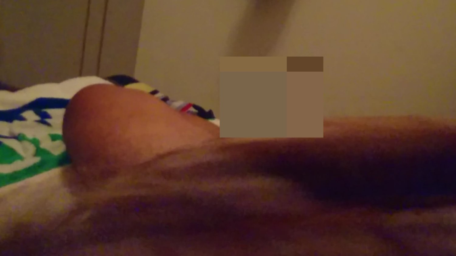 一個人在家睡覺...棉被都會被不知名力量拉走...露出微勃的小貝爾...😆😆😆
