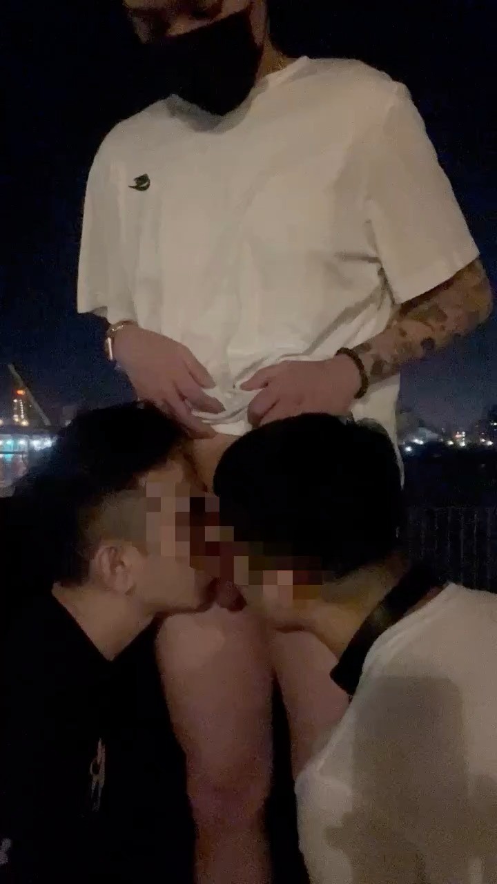 橋下有一位刺青的小帥哥走了上來