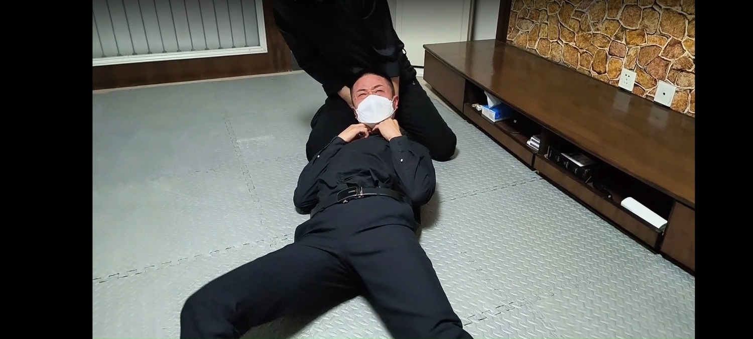 被殺手殺死,玩弄著尸體