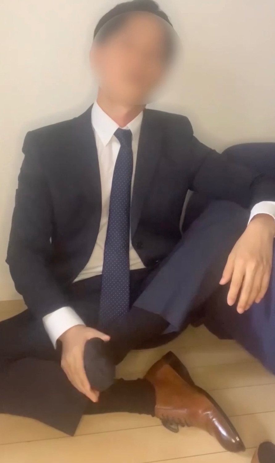 皮鞋黑袜自摸胸肌乳头，敏感又舒服。在自慰杯的刺激下井喷💦