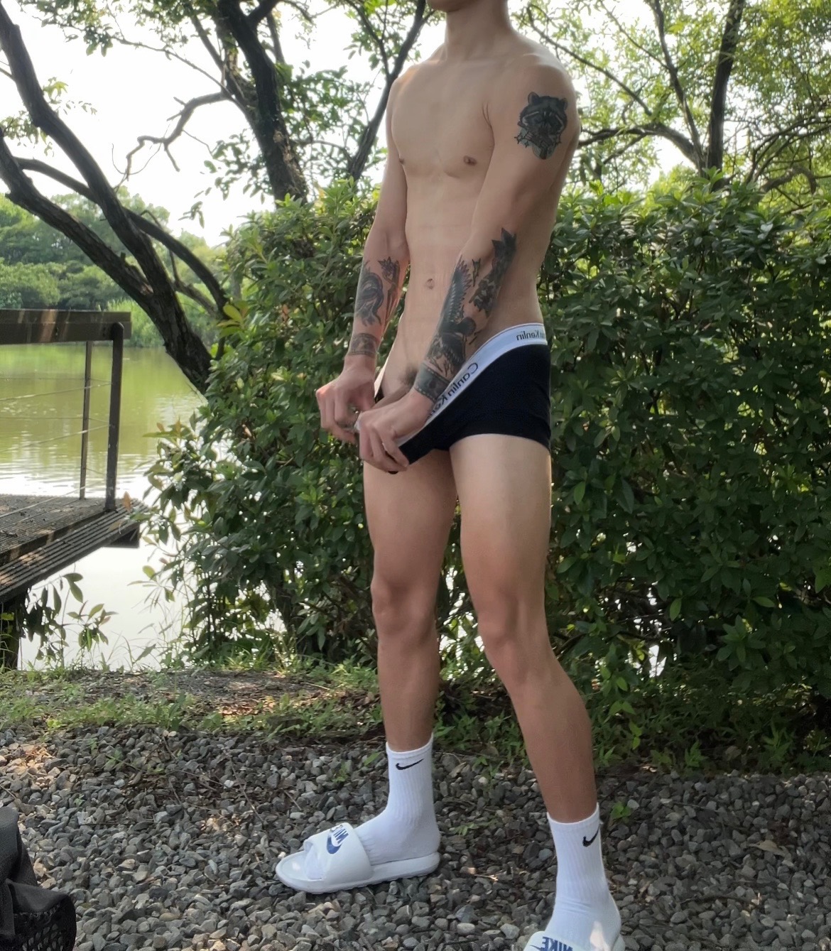 體育生野外步道脫光尻射🍆🥵