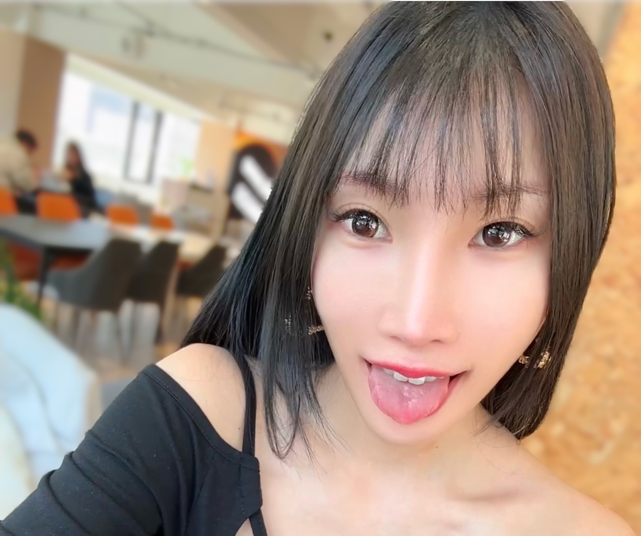 同事們,你們認真上班