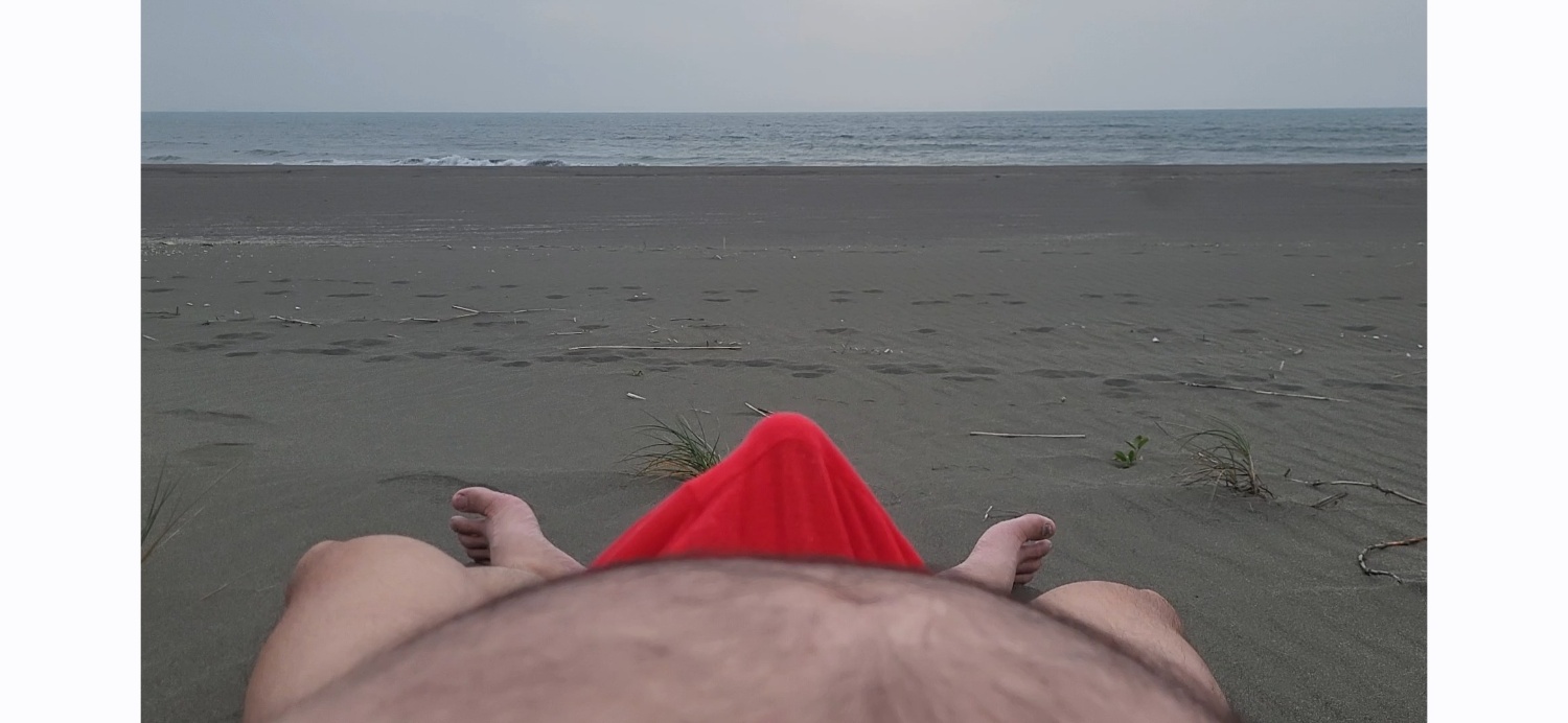 紅色的帳篷在海邊顯得格外的顯眼...小貝爾感覺隨時都會衝破內褲衝出來...快來個屠龍勇士坐上來安撫它吧...😆😆😆