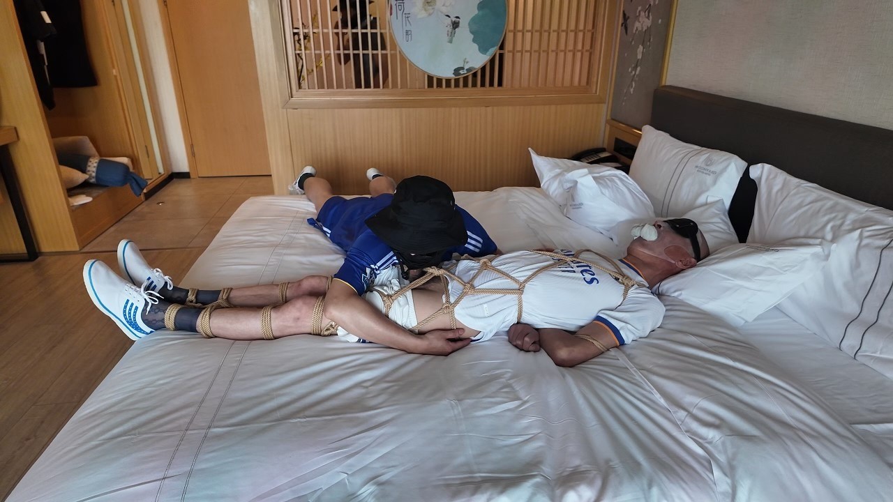 父子俩享用光头叔叔的生殖器！