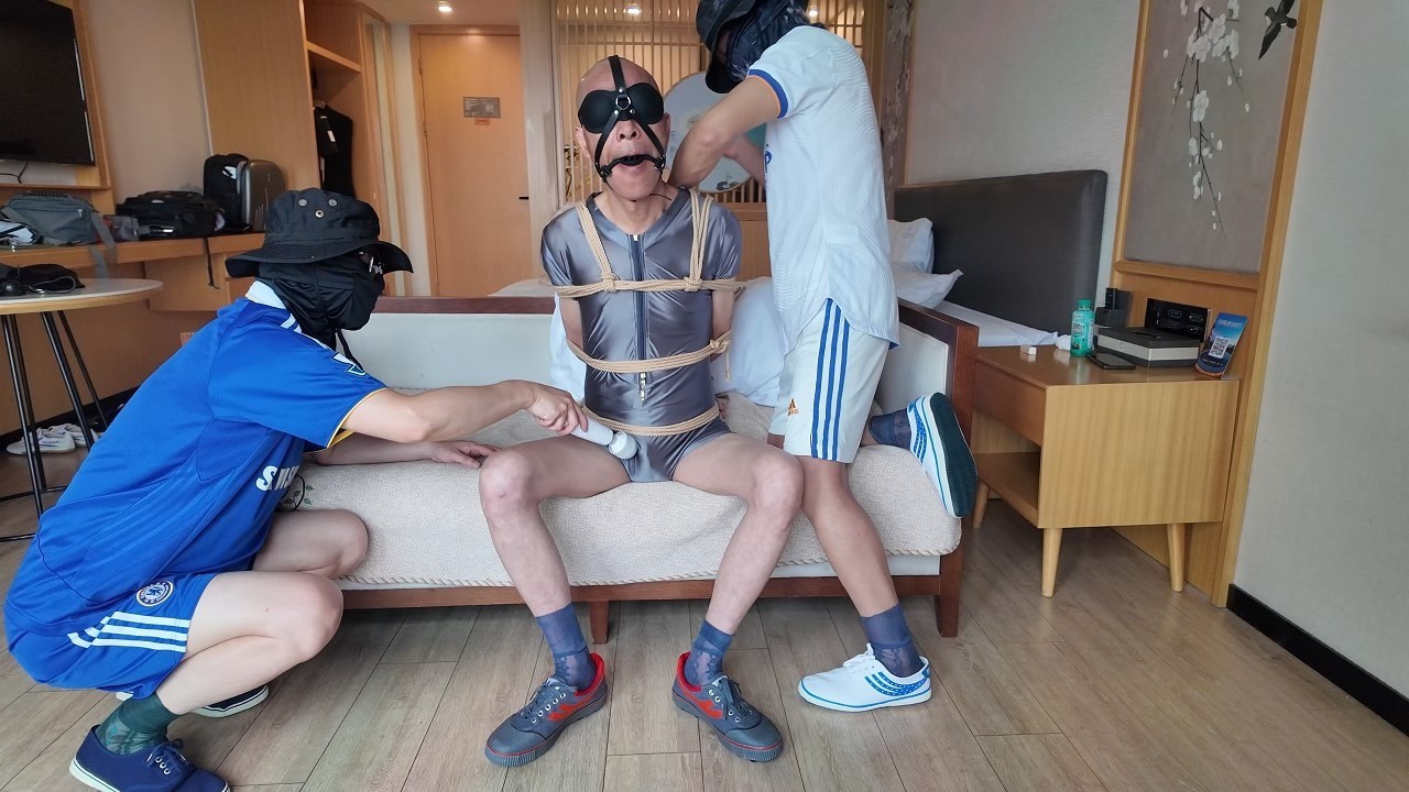 光头叔叔连体服绑缚 上部！