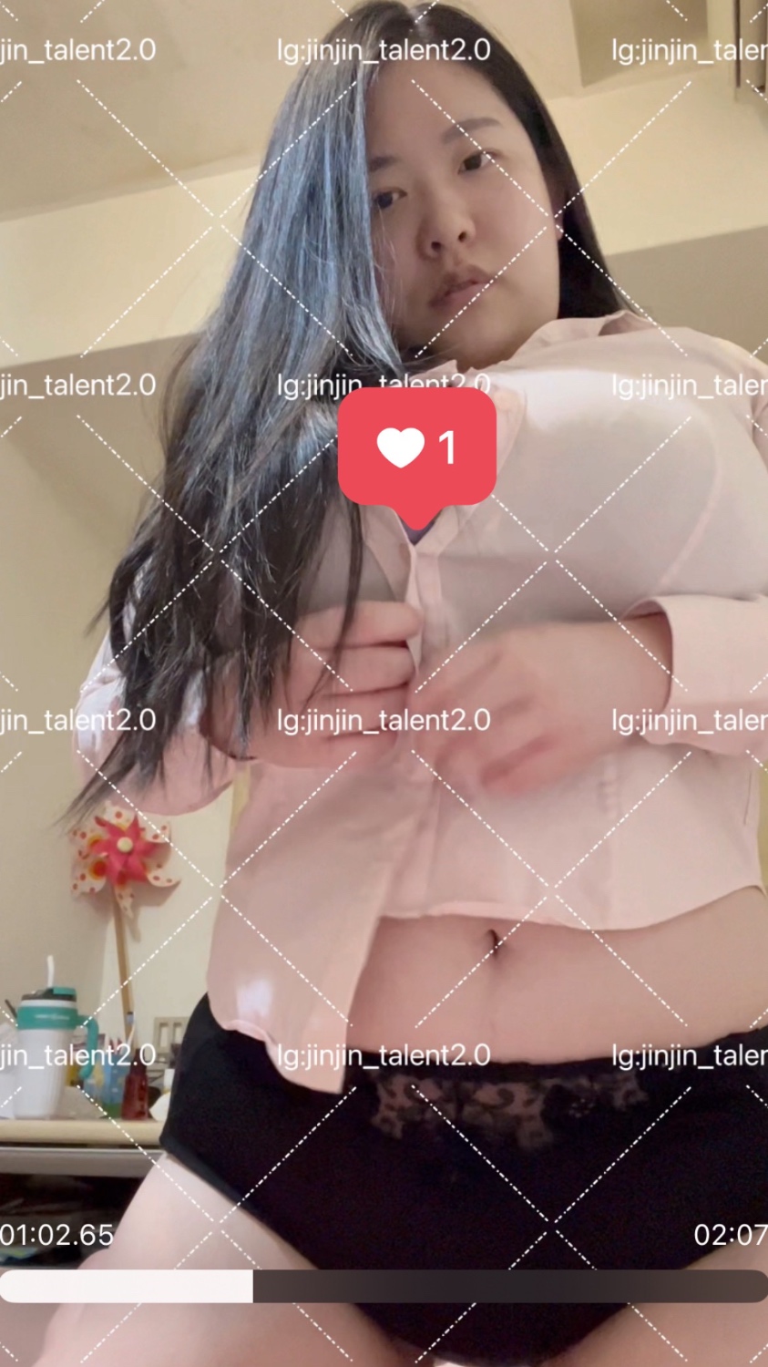 下班後把襯衫脫掉乳搖給你看😍