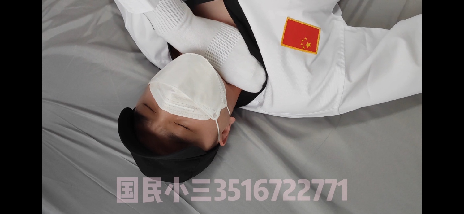 跆拳道館裡,白襪踩著隊員脖子,隊員挺檔掙扎