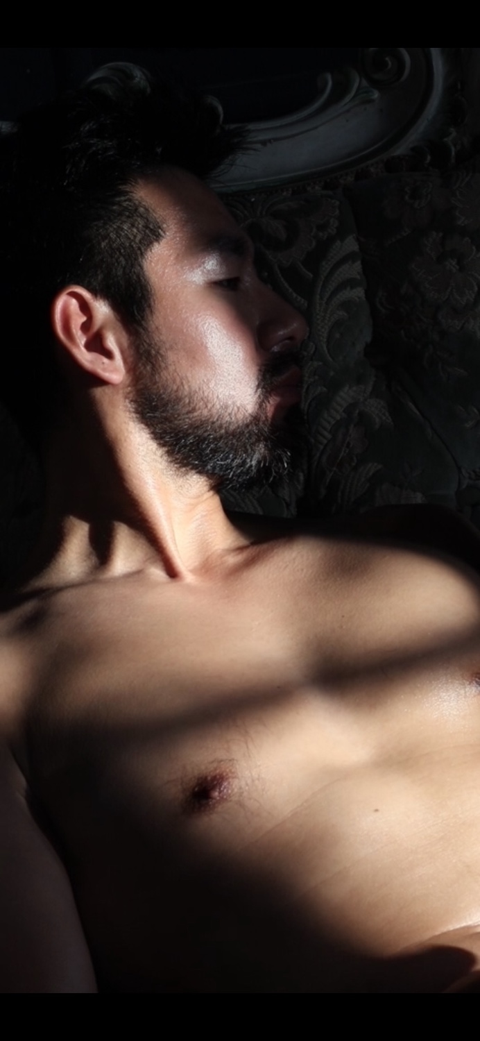 光與影，裸體，完整版本的影片 “Light and Shadow, Nude, the Complete Version video” 安靜的在蟲鳴鳥叫的午後，充血而勃起的陰莖，在黑暗與光明處來往，生活裡普通平凡卻也珍貴的片刻，毫無衣物坦蕩且自然的與你分享，那時此刻，希望你會喜歡