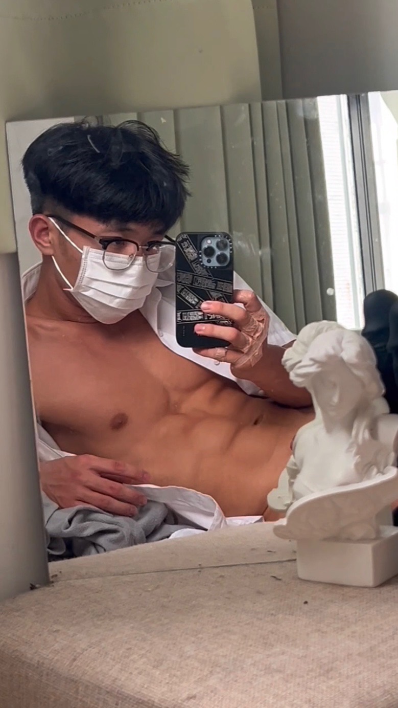 更新預告：白襯衫黑皮腹肌奶狗美術生小穴大冒險🍆🌼（2024/11/15 18:00更新）