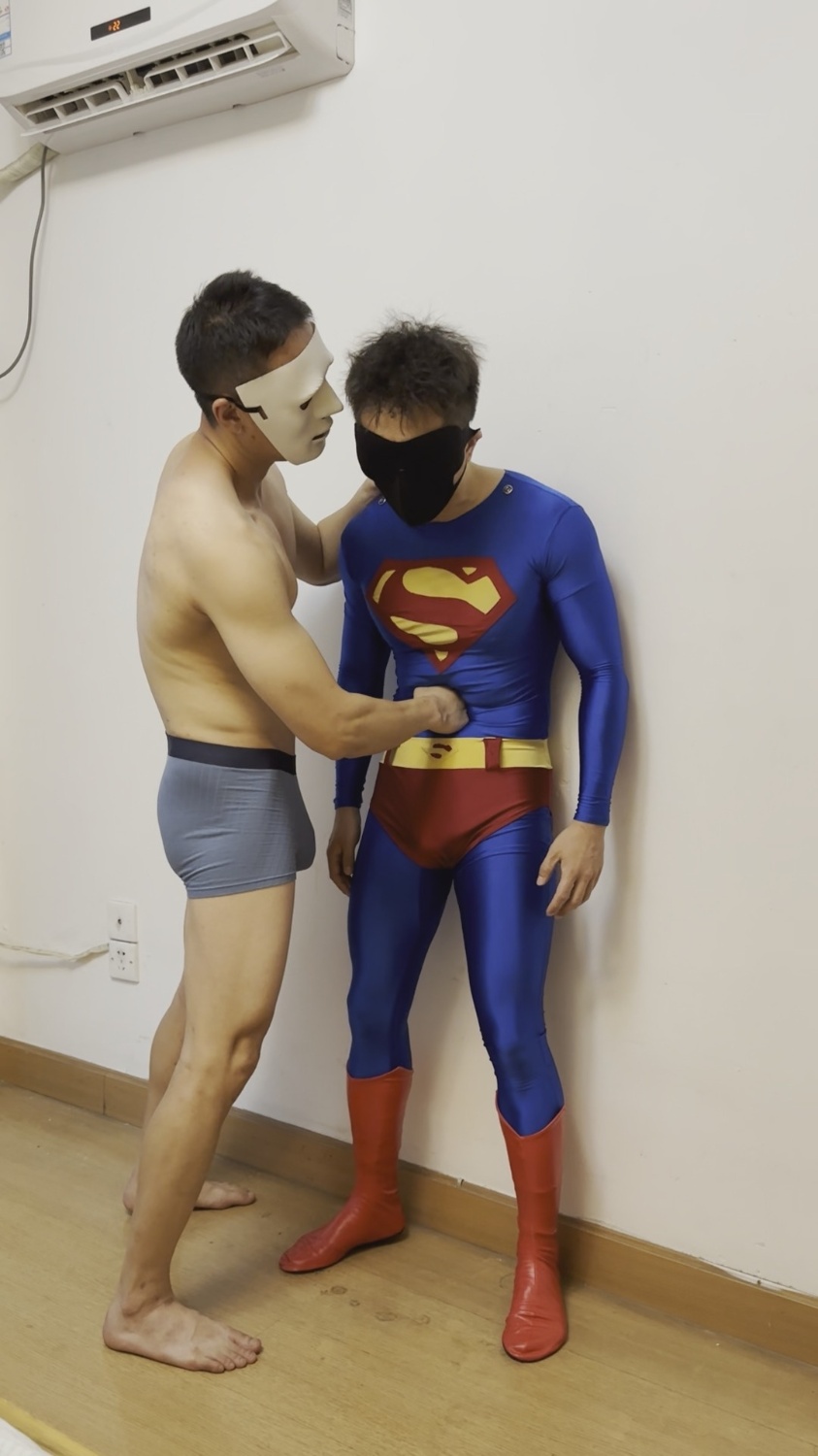 預告：去看了超人電影，感覺超人沒被虐爽啊，那麽就讓我來代替吧，盡情向我出拳吧，額額額啊！
