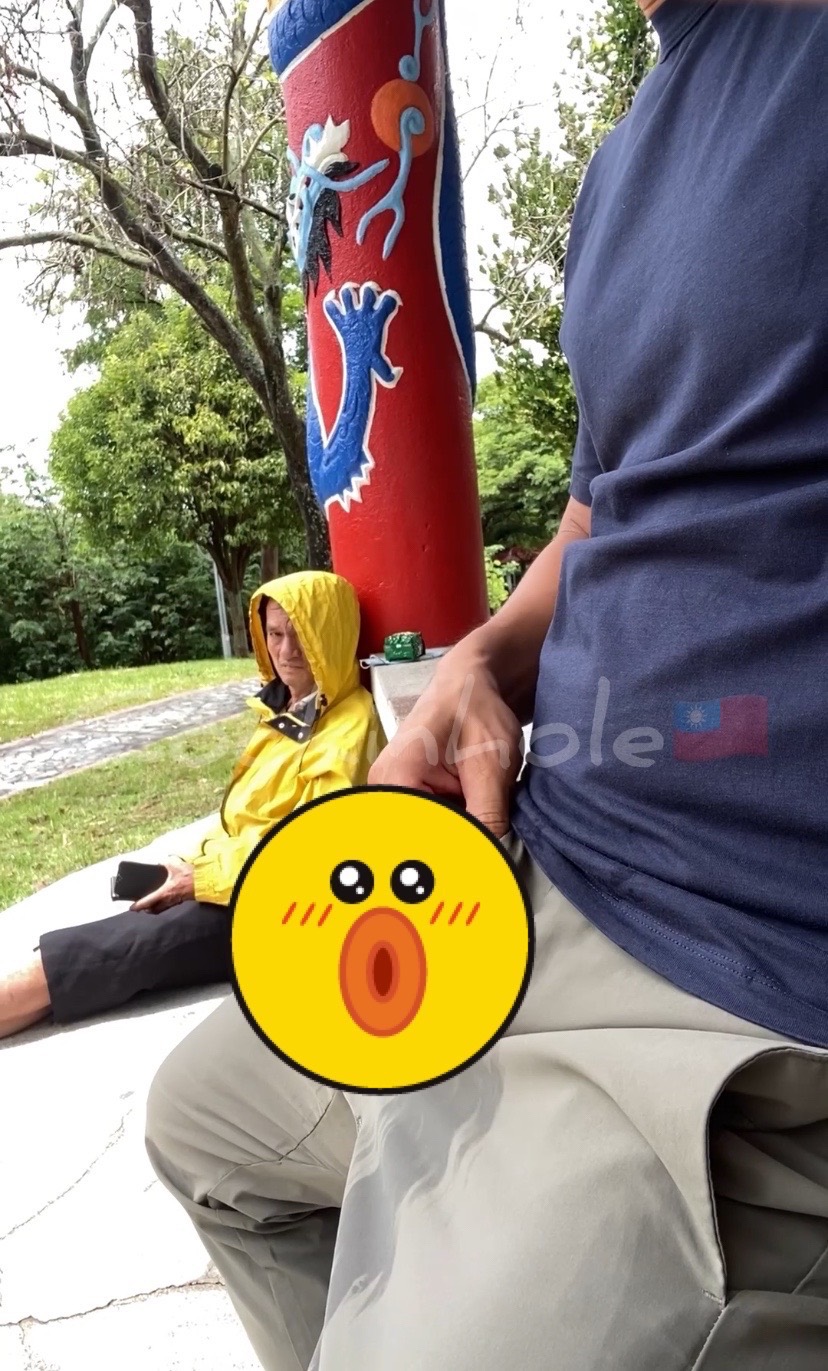 在公園打手槍給午休的工人看