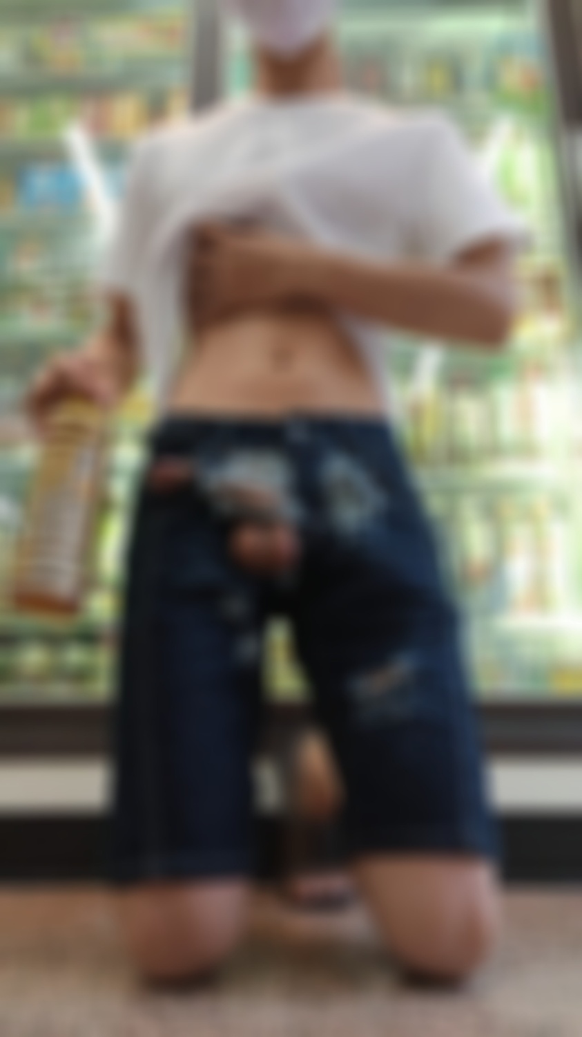 穿自製破褲與超商飲料合影（1：22）