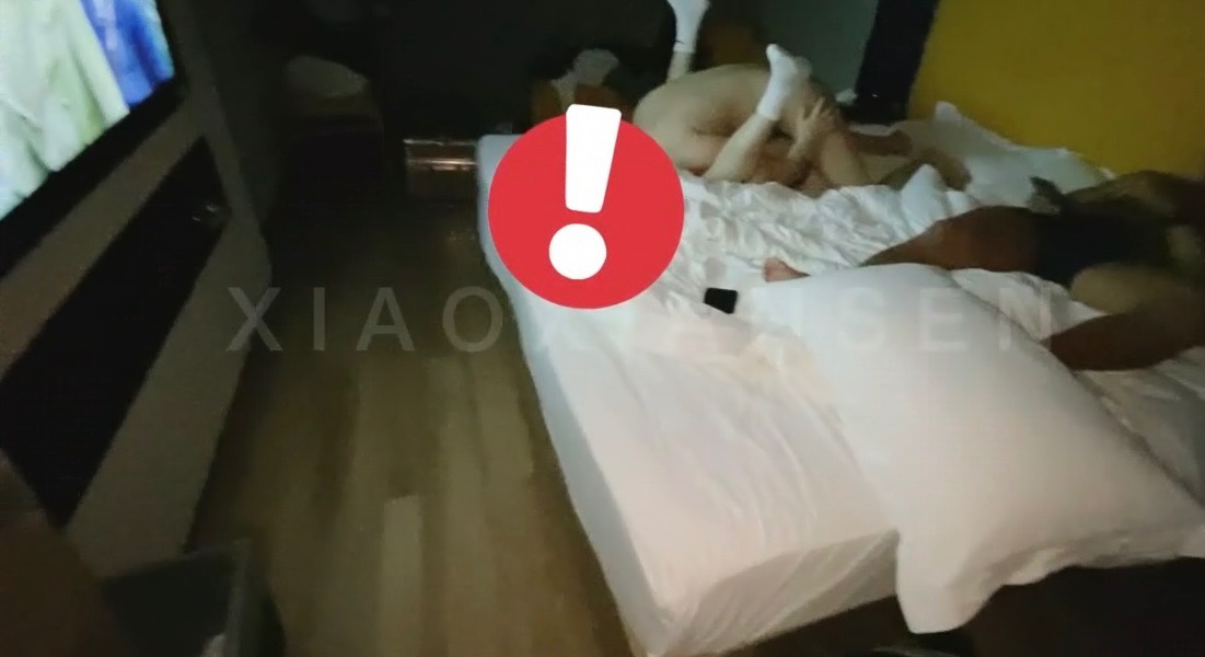 朋友落地酒店就嚷着想被轮 还叫来两个1一起无套轮奸内射他