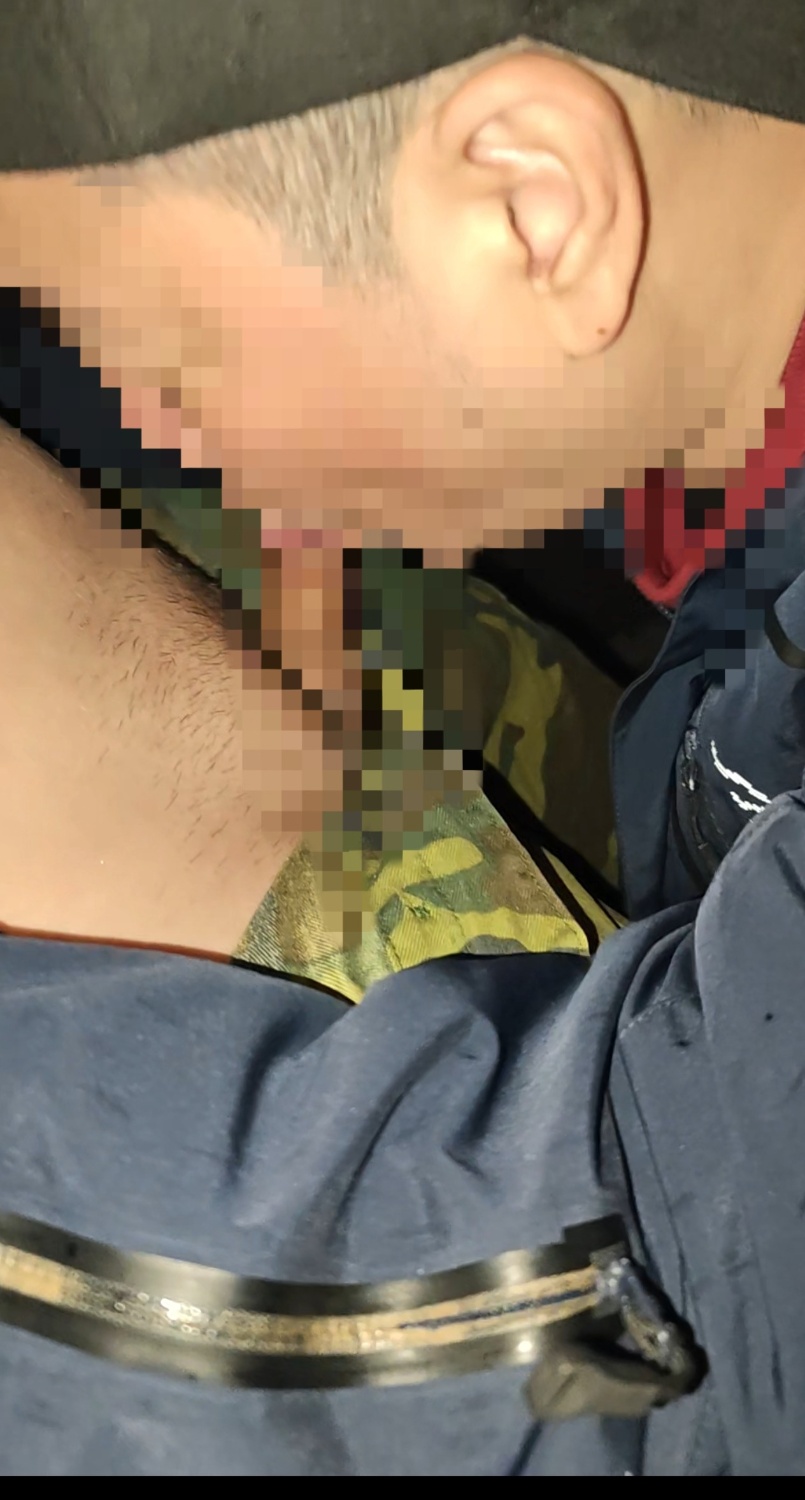 偶爾去都會走走，散散步，結果欄杆處，一位精實穿迷彩褲的在摸屌，二話不說的靠過去，於是，就發生了.....