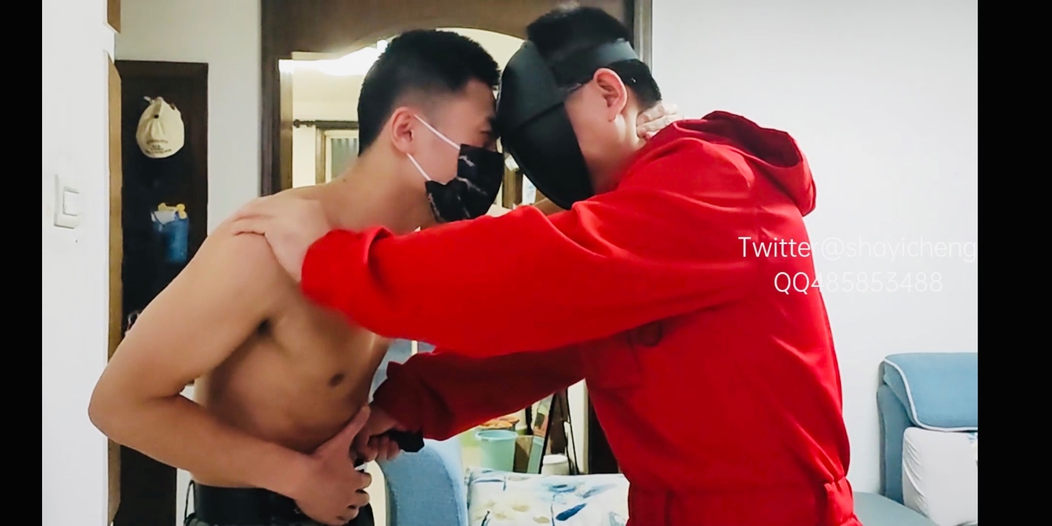 为防止弟弟被坏人捅,只好哥哥奉献自己的身躯,被捅腹虐腹。哥哥一把夺过来刀又捅死了恶人