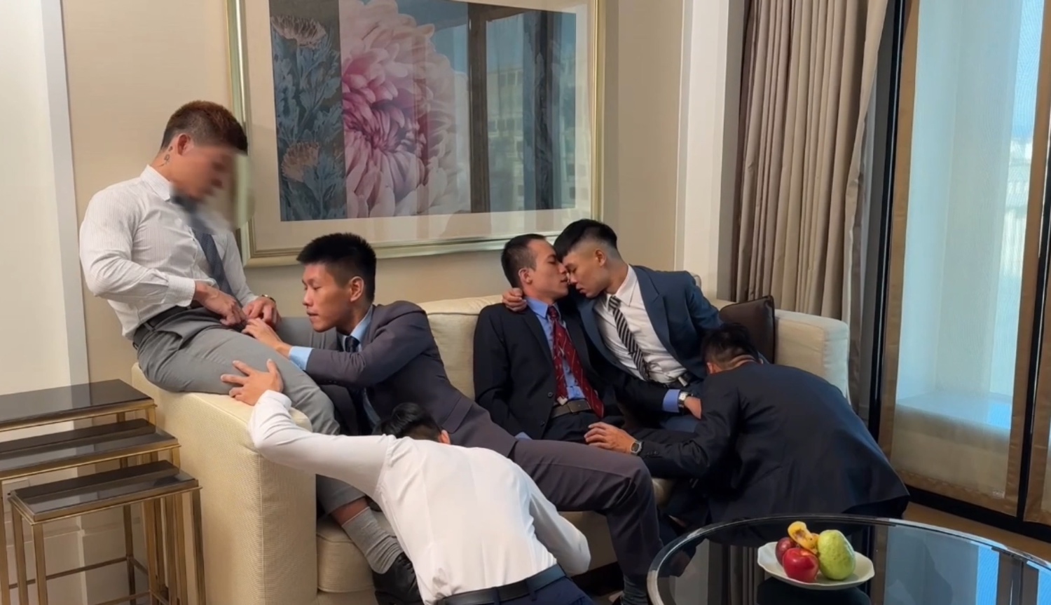 一群男人談公事 怎麼可能不脫衣服