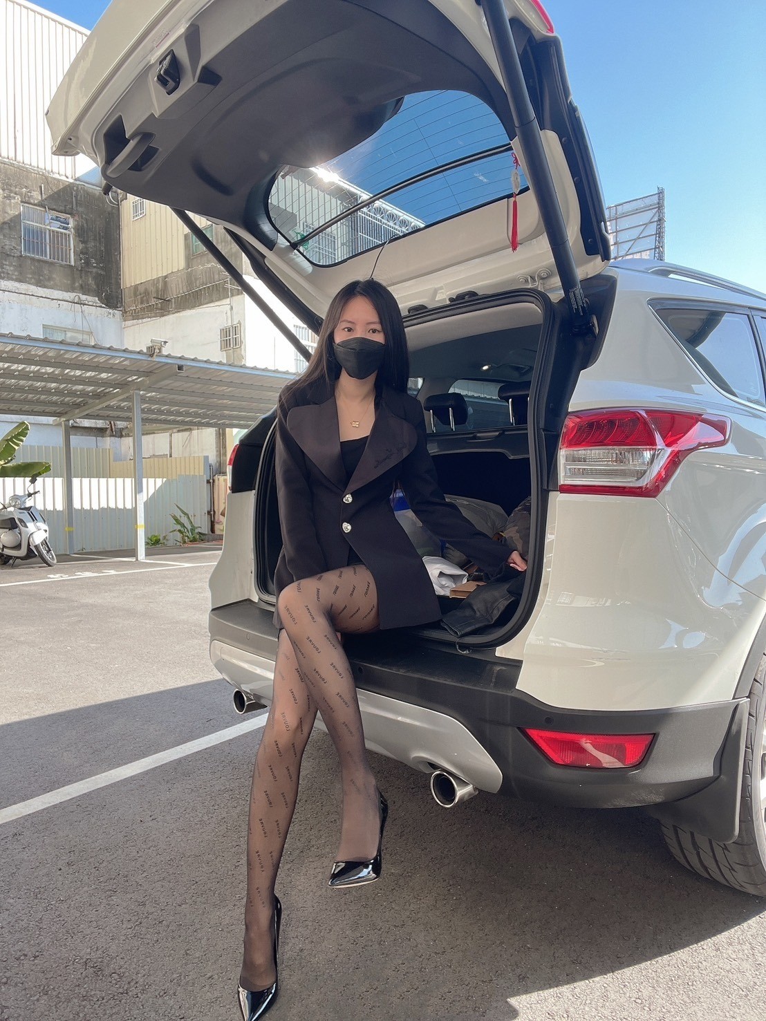 停車場美腳高跟鞋拍攝❤️