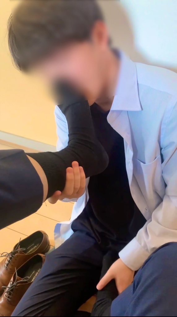 责22岁新社会人可爱西装帅哥。小哥非常英俊元气的外表下藏着一颗抖M的心。想尝试闻上班族前辈们的西装袜吃西装🍆，这次满足要求让他一次吃个够🧦🍌