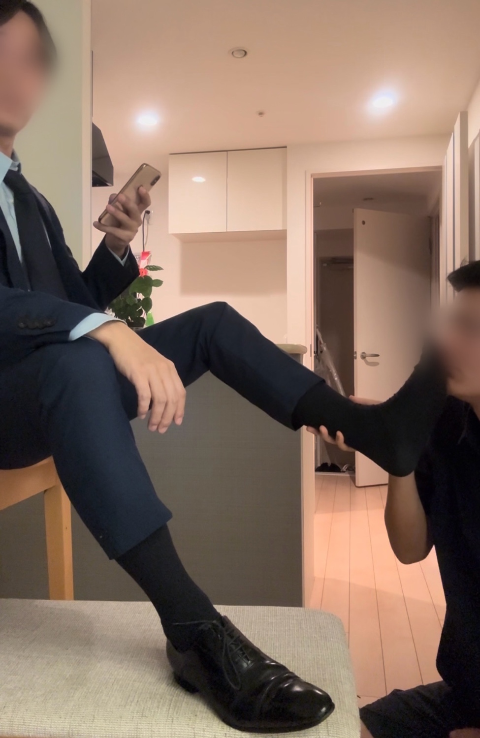 他還是個剛畢業不久的小奶狗，臉乾乾淨淨的。