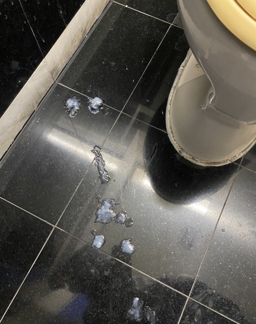 上班時間去公廁暴露尻槍射精