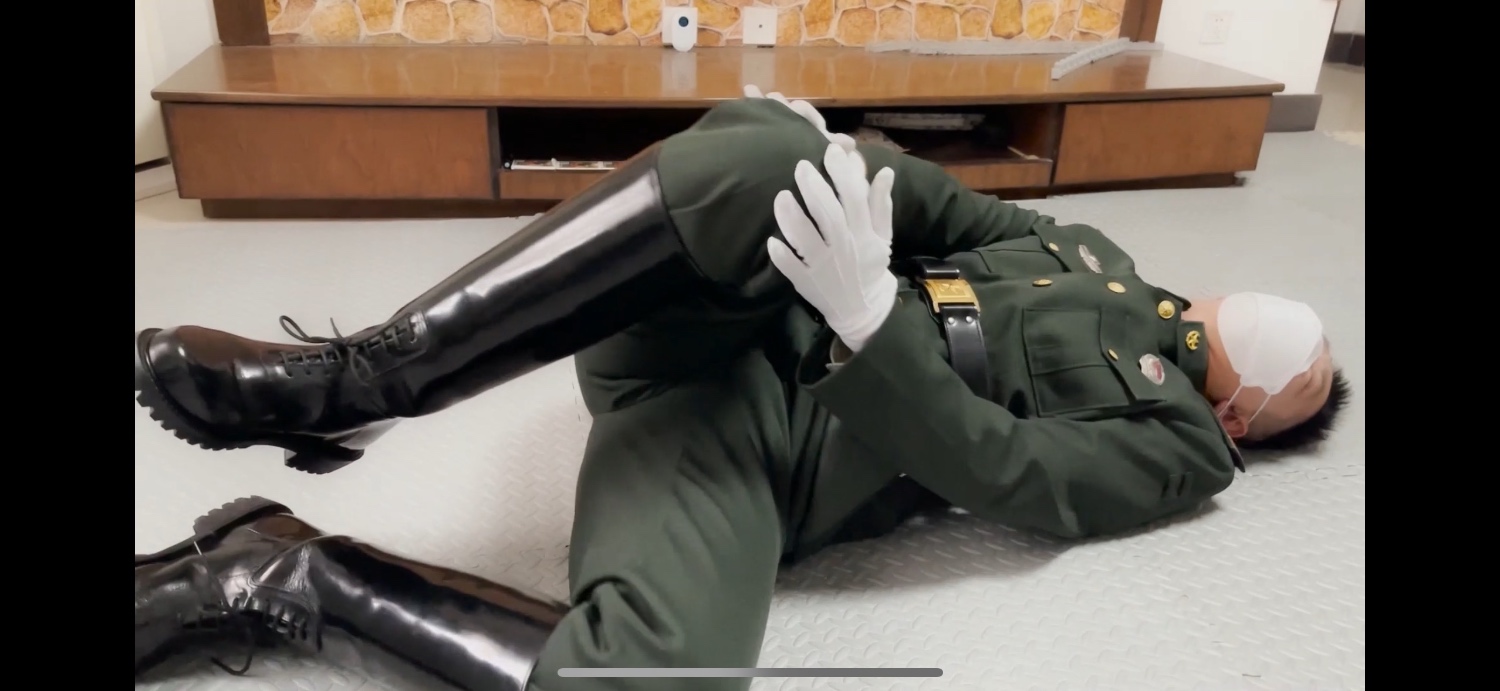 軍官小哥哥被各種蹂躪