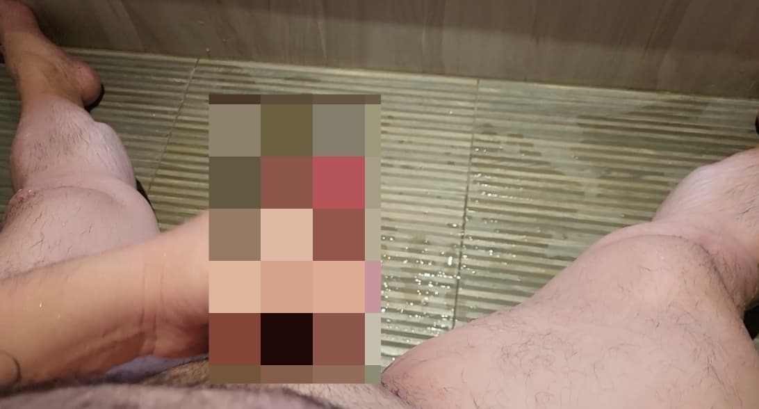 趁早上裸湯沒人來泡一下...結果泡不到五分鐘就硬了...只好在沖澡的地方玩雞雞...🤭🤭🤭