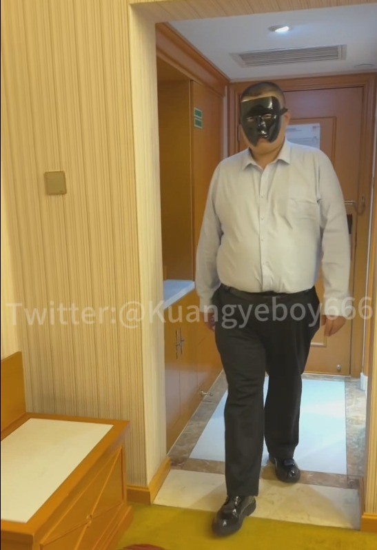 【49】一米八五大体格的内蒙大汉,刚下班就匆忙赶好几路地铁来赴约,还特意身着正装,看着挺魁梧的没想到床上那么骚,全程在自言自语的说骚话,还挺会叫床,双手扒开自己的逼让我插得更深,时长41分钟。