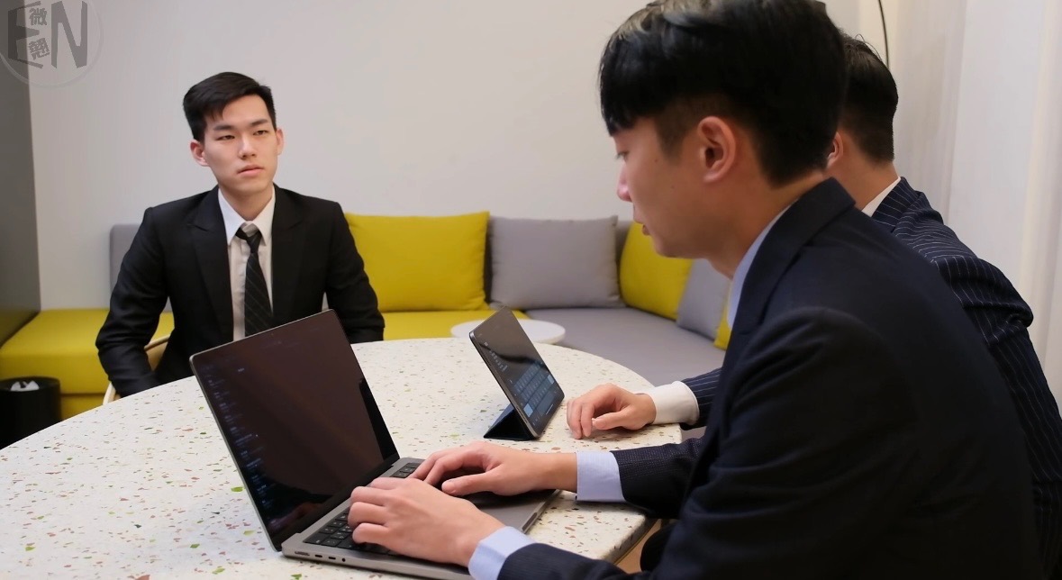 面試官私下驗收演員們性愛技巧
