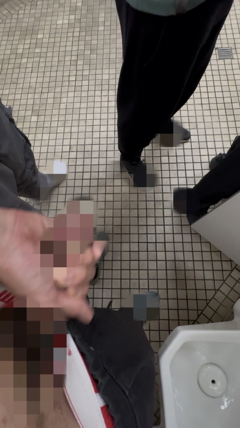 上個廁所被旁邊的狼爪淫摸🫳🍆直接被看光後👀進來上廁所的都狂抓淫尻💦最後洨噴在鏡子前給大家看好刺激🥵