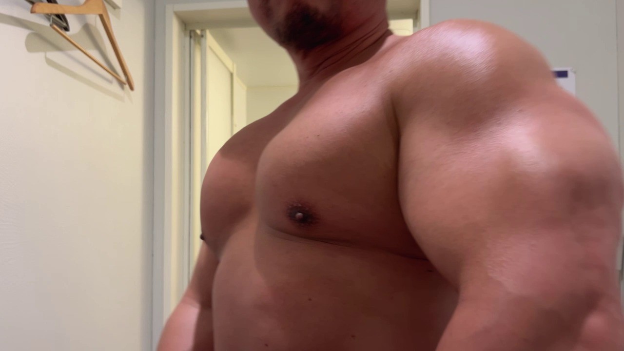 乳首弄り　nipple play