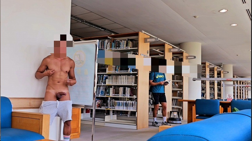 在有人走動的圖書館,躲在角落裸尻槍1