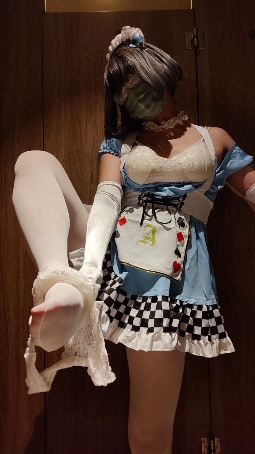 176 偷閒小女僕的淫行(片長11分鐘多)