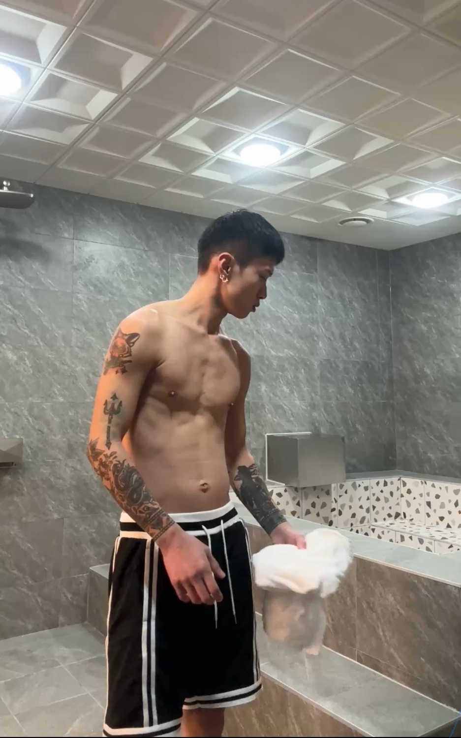 浩浩體育生 韓國裸湯澡堂淫蕩自慰🥵 無碼