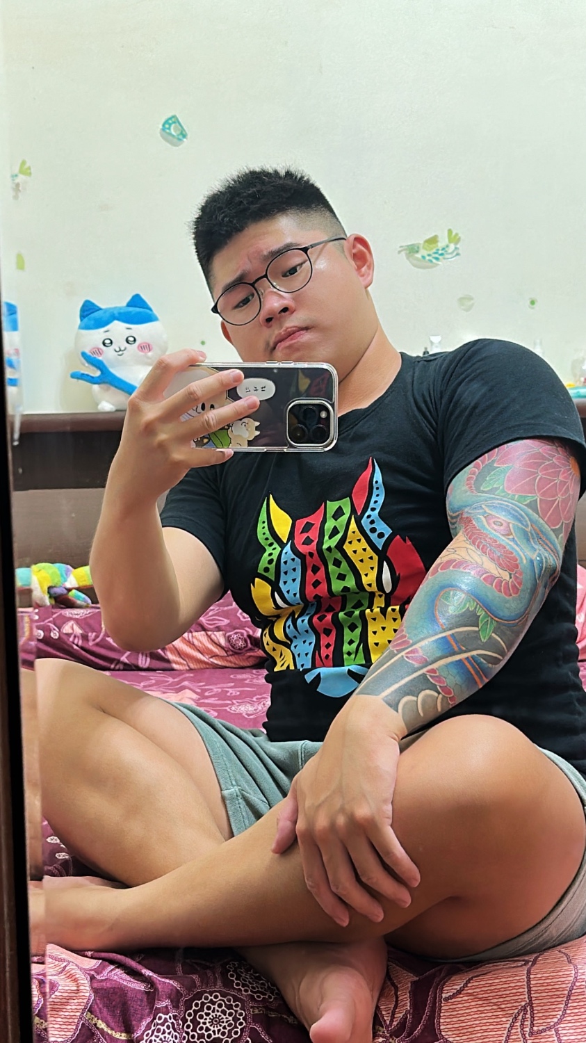 一個用舌尖滋潤奶頭