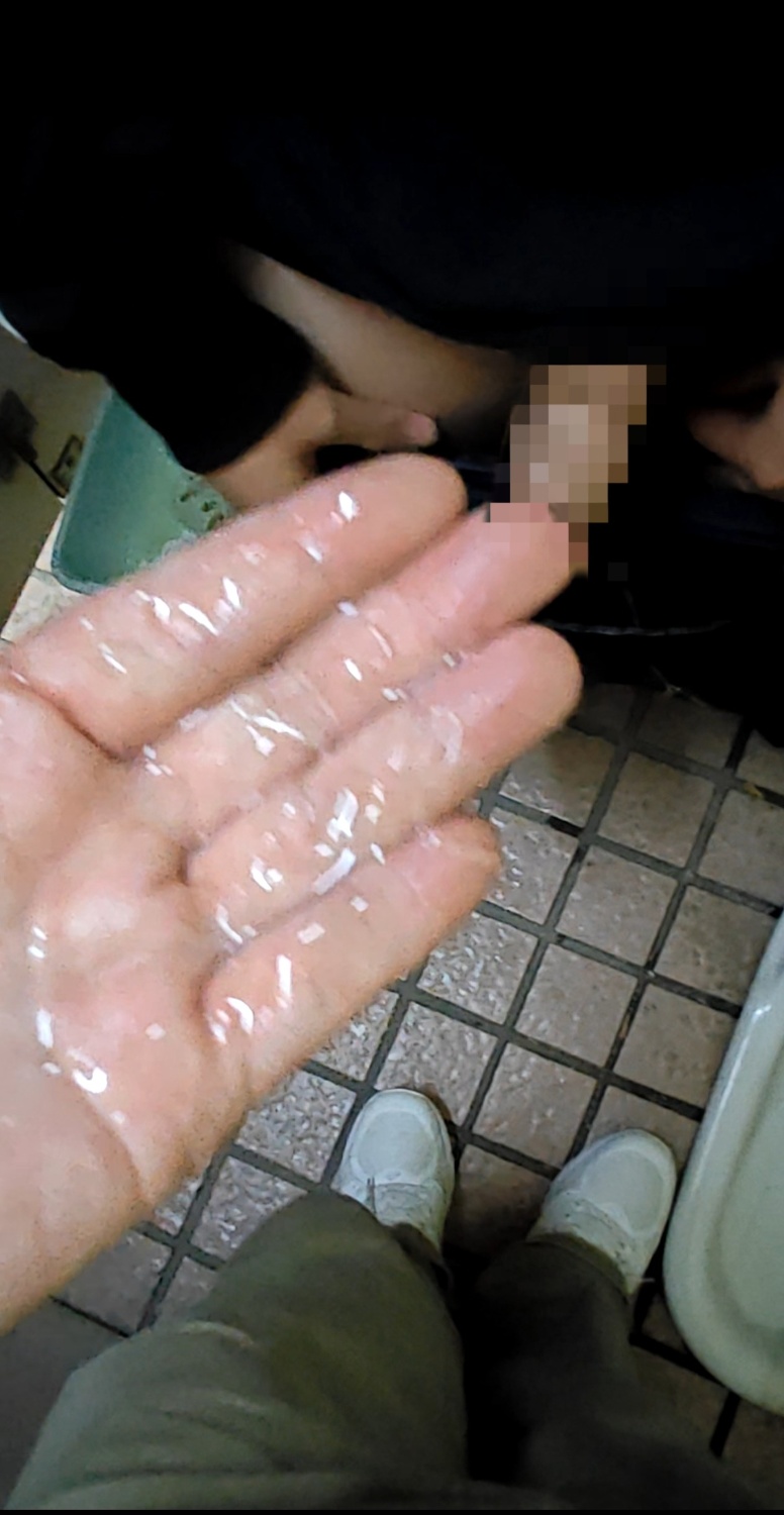 昨天一整天都沒屌吹，半夜來了一個雙性戀小哥哥，他問我可不可以幫他吹的時候讓他看色片。