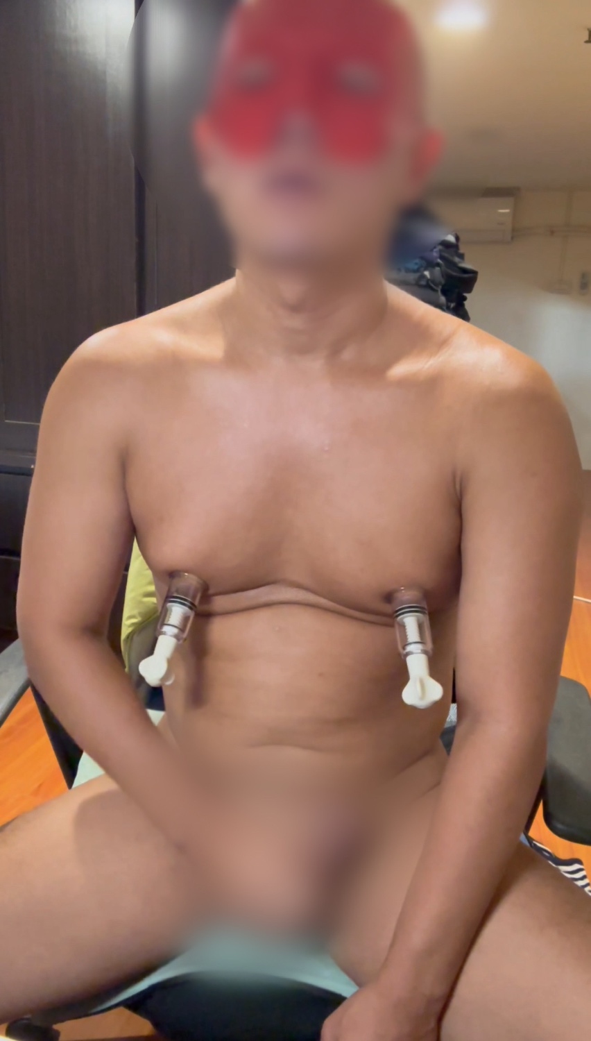 拿吸乳器玩自己奶頭