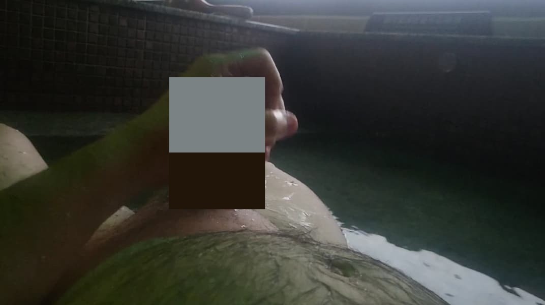 我得了一種泡裸湯就會勃起的病...最後偷偷躺在淺水休息區自慰射了...😝😝😝...