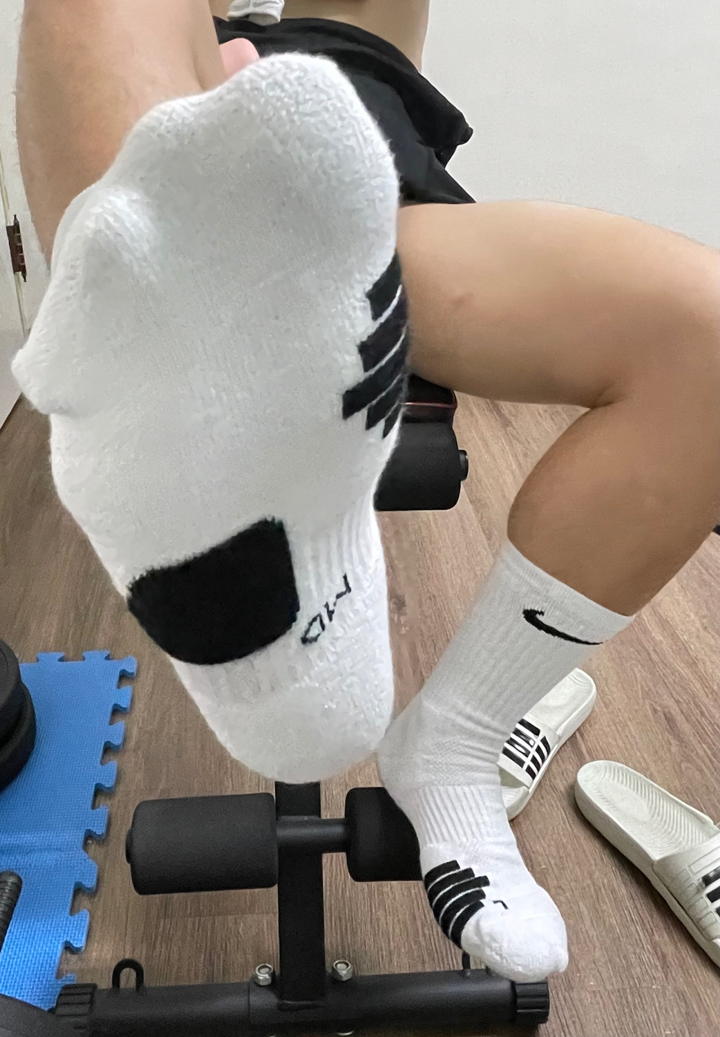 體育課下課滿滿汗味的衣服和襪子