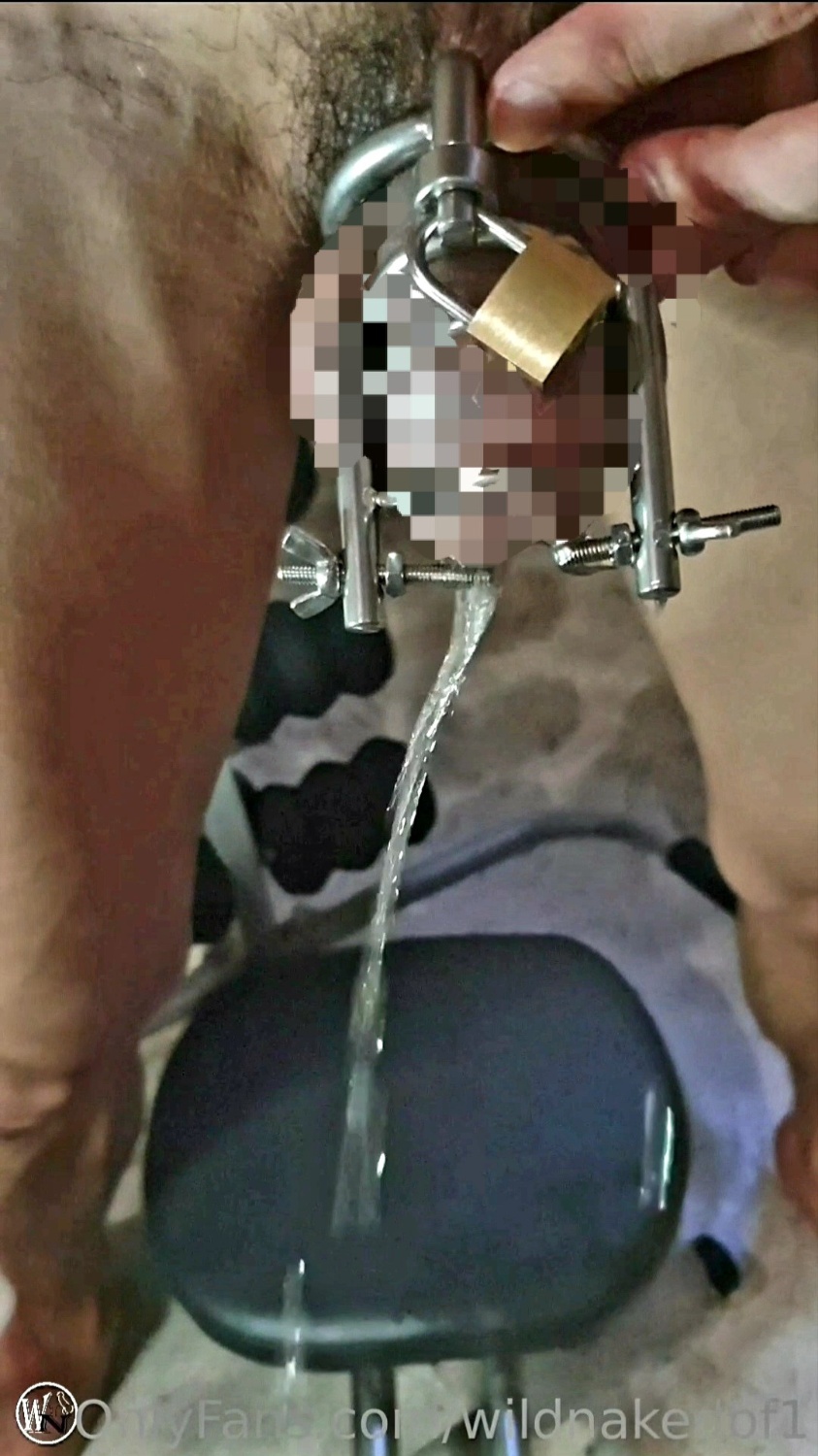 全裸固定在樓梯間的健身器材上，
