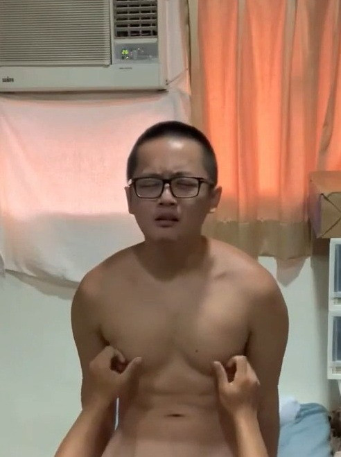 上次被展展幹得超舒服噴超多, 今天換我坐上面服侍他😚